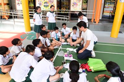 SEC Volunteer sharing about proper recycling techniques to students (Photo Credit: SEC)